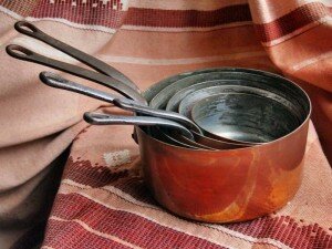 Старинные кастрюли и стаканы